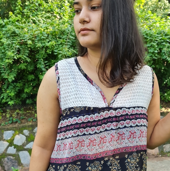 Printed top in feather weight georgette. - Picture 5 of 5